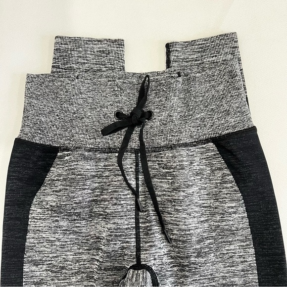 PINK Active Victoria's Secret Seamless Heathered Black Leggings Size Small - Picture 4 of 7